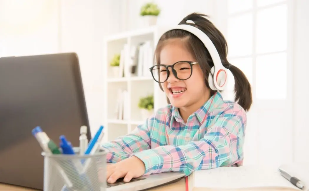 Nauka angielskiego online dla dzieci. Jak wybrać najlepszy model zajęć?