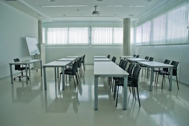 Jak dobrać meble metalowe do biura