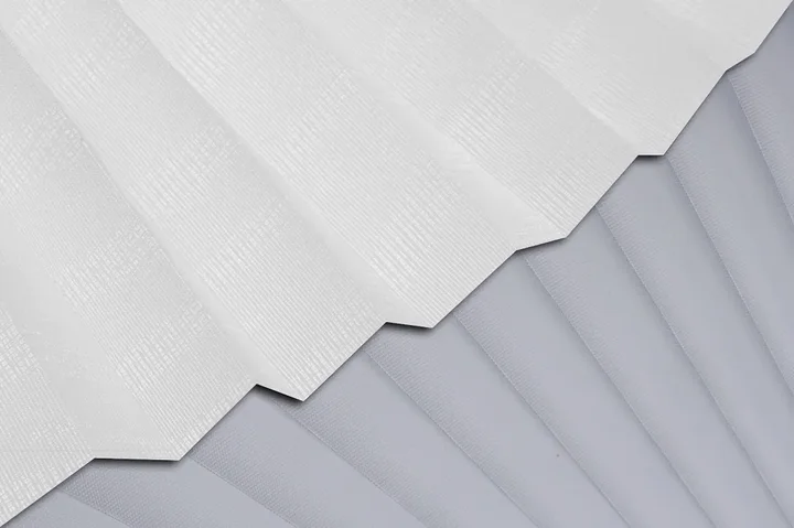 Plisy okienne z funkcją „dzień i noc” – jak działają i kiedy warto je wybrać?