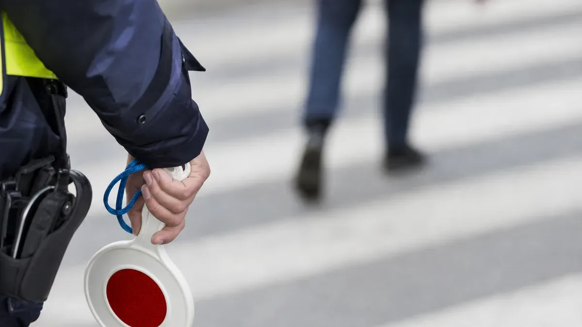 Wzmożone kontrole przy szkołach w Tczewie. Policja sprawdza sygnały z sieci