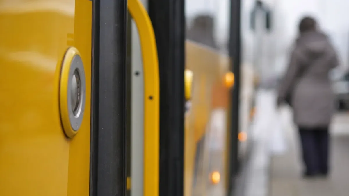 Dwie specjalne linie dowiozą pasażerów na Cmentarz Komunalny