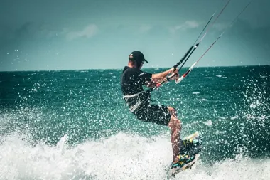 Jakie są podstawy kitesurfingu? Wszystko, co warto wiedzieć przed pierwszym kursem