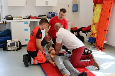 Ratownictwo medyczne II stopnia — jak pogłębić wiedzę, by działać skuteczniej pod presją czasu?