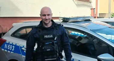 Ranny owczarek leżał na drodze. Policjanci uratowali mu życie