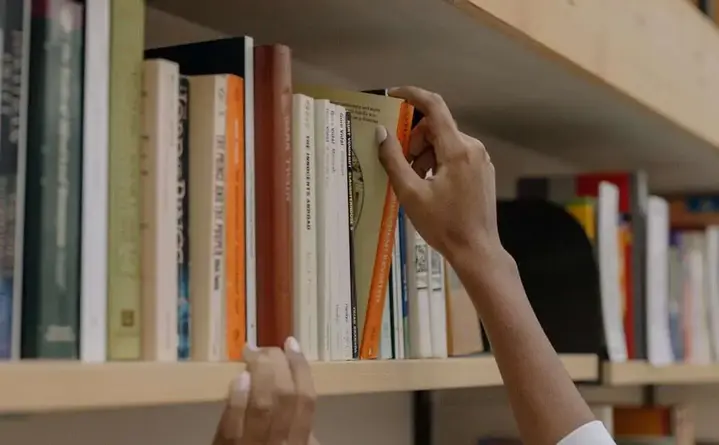 Pluszowy Miś w bibliotece - Dyskusyjny Klub Książki bawi i tworzy