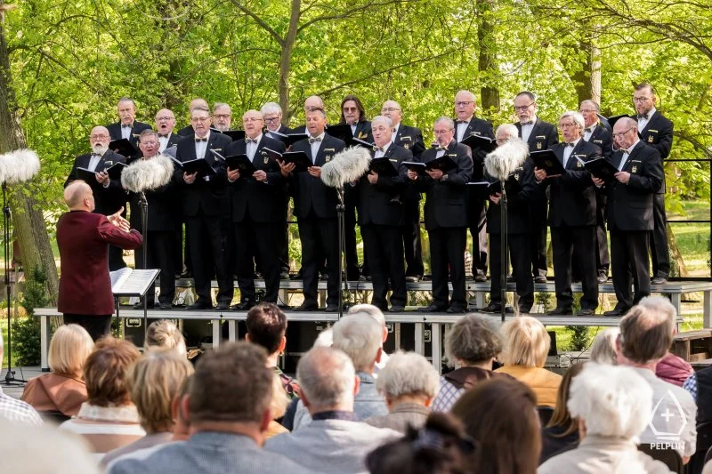 Grafika promocyjna wydarzenia Jesienne rytmy – koncert Chóru Męskiego Echo i zespołu Mega Ton