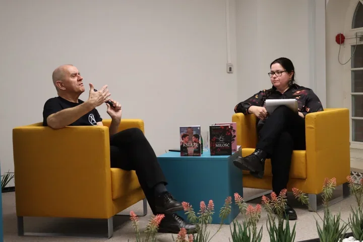 Głos, anegdoty i romans - Stach Szulist świętował z czytelnikami w bibliotece