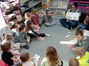 Wiosna rozkwitła w bibliotece - dzieci z Tczewa zrobiły własną łąkę