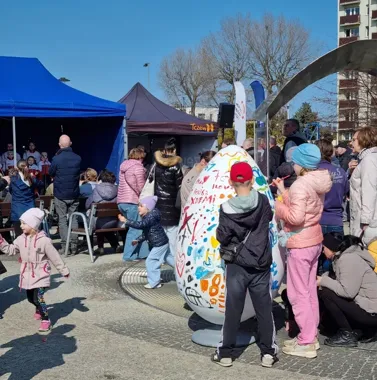 Na Suchostrzygach palmy wielkanocne i pisanki wypełniły skwer po brzegi