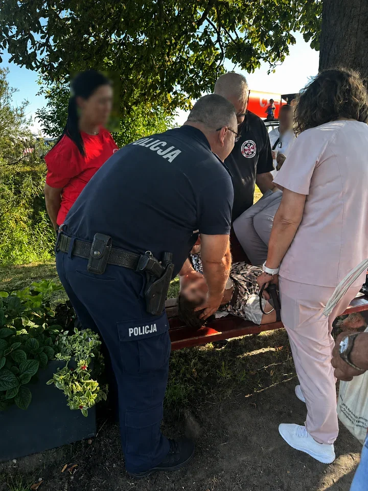 W Gniewie seniorka słabła w upale. Policjanci ruszyli bez zwłoki