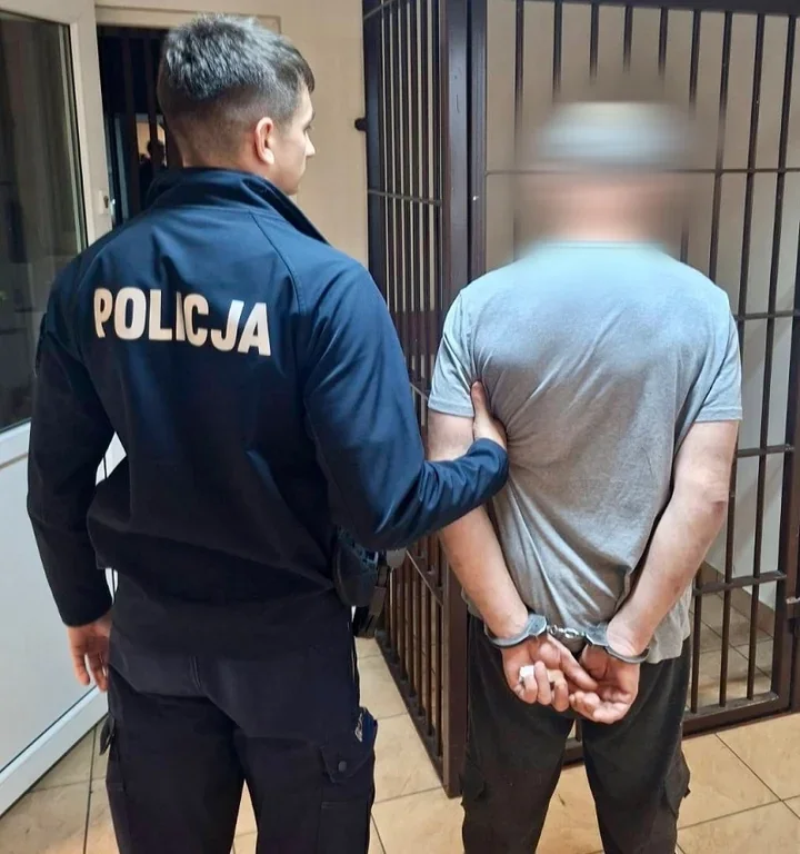 Zawiniątko z amfetaminą ukrył w dłoni. 47-latek zatrzymany