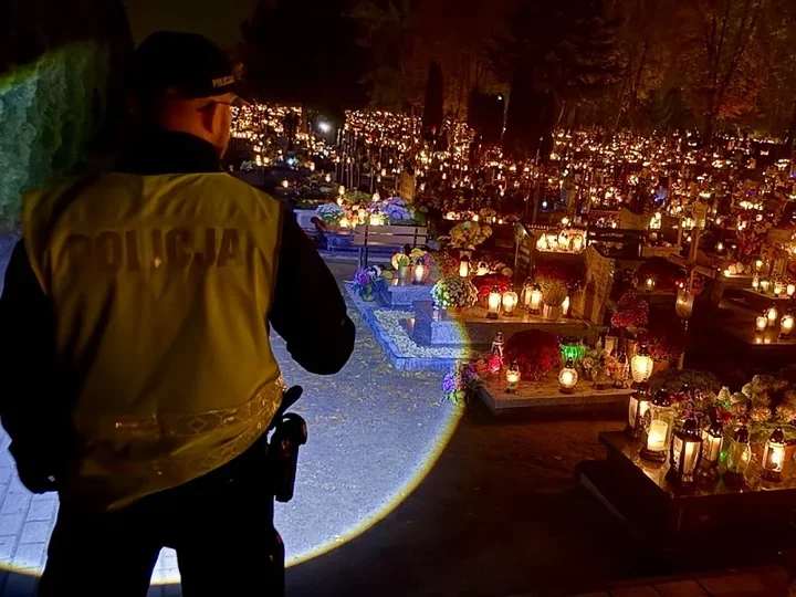 Na cmentarz w Tczewie lepiej nie jechać na pamięć. Policja przypomina o zasadach