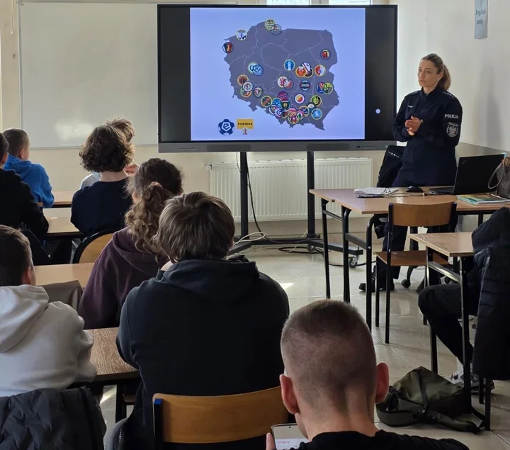 Profilaktyk z Policji w Tczewie ostrzega - kibicowanie nie usprawiedliwia przemocy