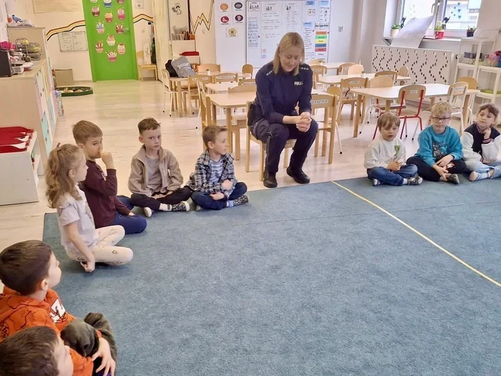 Policyjny sprzęt w przedszkolu - maluchy z Tczewa chłonęły zasady bezpieczeństwa