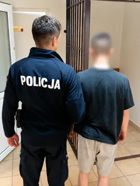 Kopał w zaparkowane auto. 22-latek usłyszał zarzut po pijaku