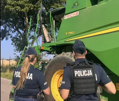 Żniwa w Tczewie pod kontrolą policji. Sprawdzają nie tylko kombajny