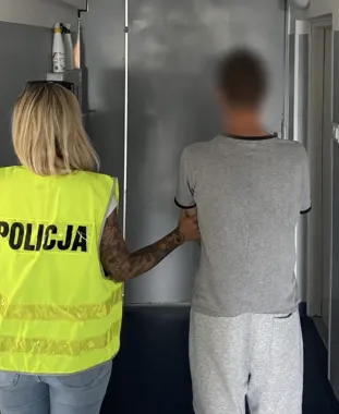 Kopał w szlaban przed strażą pożarną. 19-latek z zarzutem