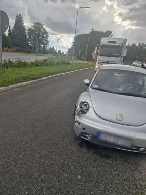 Policjantka po służbie zabrała kluczyki 58-latkowi po uderzeniu w latarnię