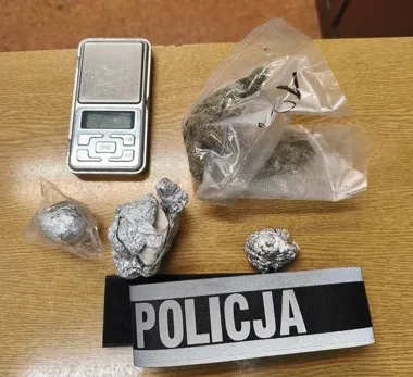 Marihuana w spodniach, kolejne substancje na parapecie. 40-latek z zarzutem