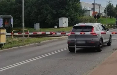 Zamykające się rogatki i czerwone światło - dwóch kierowców z mandatami