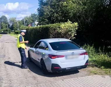 81 kontroli i 65 wykroczeń. W Czarlinie zatrzymali kierowcę BMW