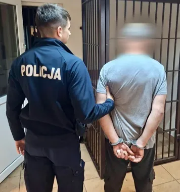 Zawiniątko z amfetaminą ukrył w dłoni. 47-latek zatrzymany