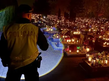 Na cmentarz w Tczewie lepiej nie jechać na pamięć. Policja przypomina o zasadach