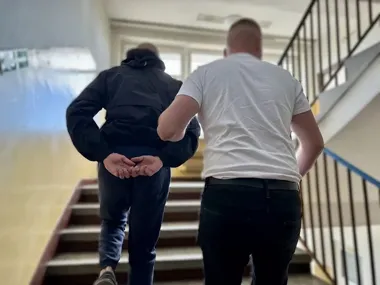 Czapka za 10 lat więzienia. 20-latek zaatakował pięściami po kradzieży