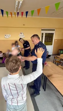 Kask nie jest wyborem. Policjanci przypomnieli dzieciom zasady wakacji w Tczewie