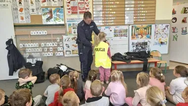 Sprzęt dzielnicowego zrobił furorę w przedszkolu w Swarożynie