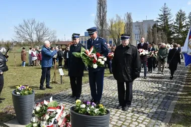 Pod tczewskim panteonem policja oddała hołd ofiarom Katynia