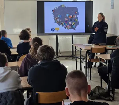 Profilaktyk z Policji w Tczewie ostrzega - kibicowanie nie usprawiedliwia przemocy