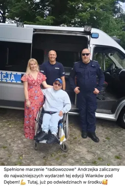 Radiowóz w Narkowach przyciągnął uczestników. Policjanci spełnili marzenie