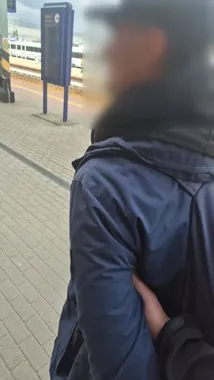 Myślał, że zniknął - policjanci namierzyli go w pociągu po kradzieży auta